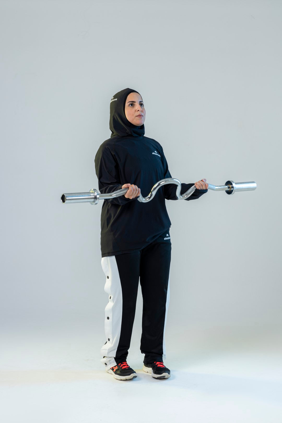 بدلة 'كاتاليست' النسائية للأداء العالي من Athlete Home | تونيك بغطاء رأس وبنطلون بكباسين للجيم والتدريب والملابس الرياضية المحتشمة في مصر