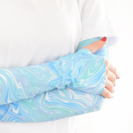 أكمام رياضية نسائية Aqua Swirl للأداء من Athlete Home | أكمام تبريد مع حماية من الشمس وفتحة إبهام للجري وركوب الدراجات والرياضات الخارجية