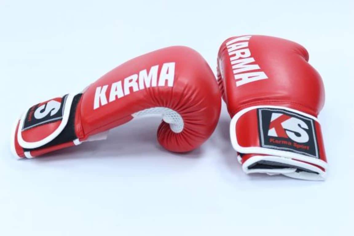 قفازات ملاكمة احترافية KarmaSport 'Karma' | قفازات تدريب وسبارنج ممتازة للكيك بوكسينغ والمواي تاي وتمرينات الهيفي باج | أقصى دعم للمعصم ومتانة فائقة للرجال والنساء - أزرق ملكي