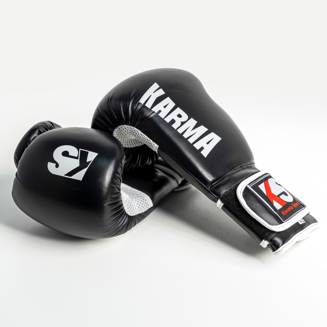 قفازات ملاكمة احترافية KarmaSport 'Karma' | قفازات تدريب وسبارنج ممتازة للكيك بوكسينغ والمواي تاي وتمرينات الهيفي باج | أقصى دعم للمعصم ومتانة فائقة للرجال والنساء - أزرق ملكي