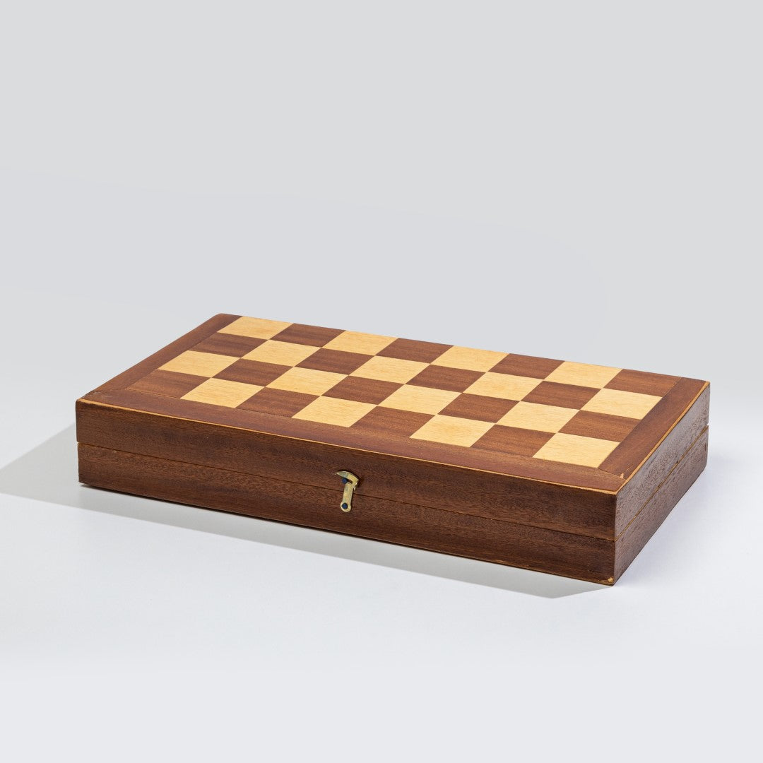 لوحة الطاولة الخشبية والشطرنج
