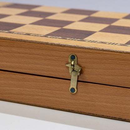 لوحة الطاولة الخشبية والشطرنج
