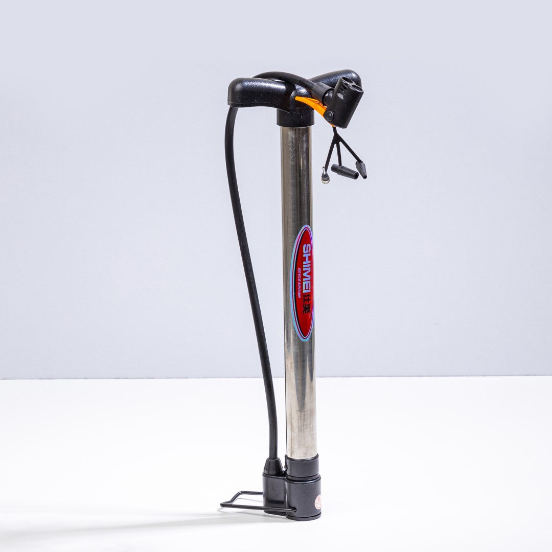 منفاخ أرضي احترافي Man Pump من أثليت هوم: منفاخ يدوي قوي للكرات الرياضية والدراجات والمطاطيات - مزود بوصلات متعددة لكل المعدات