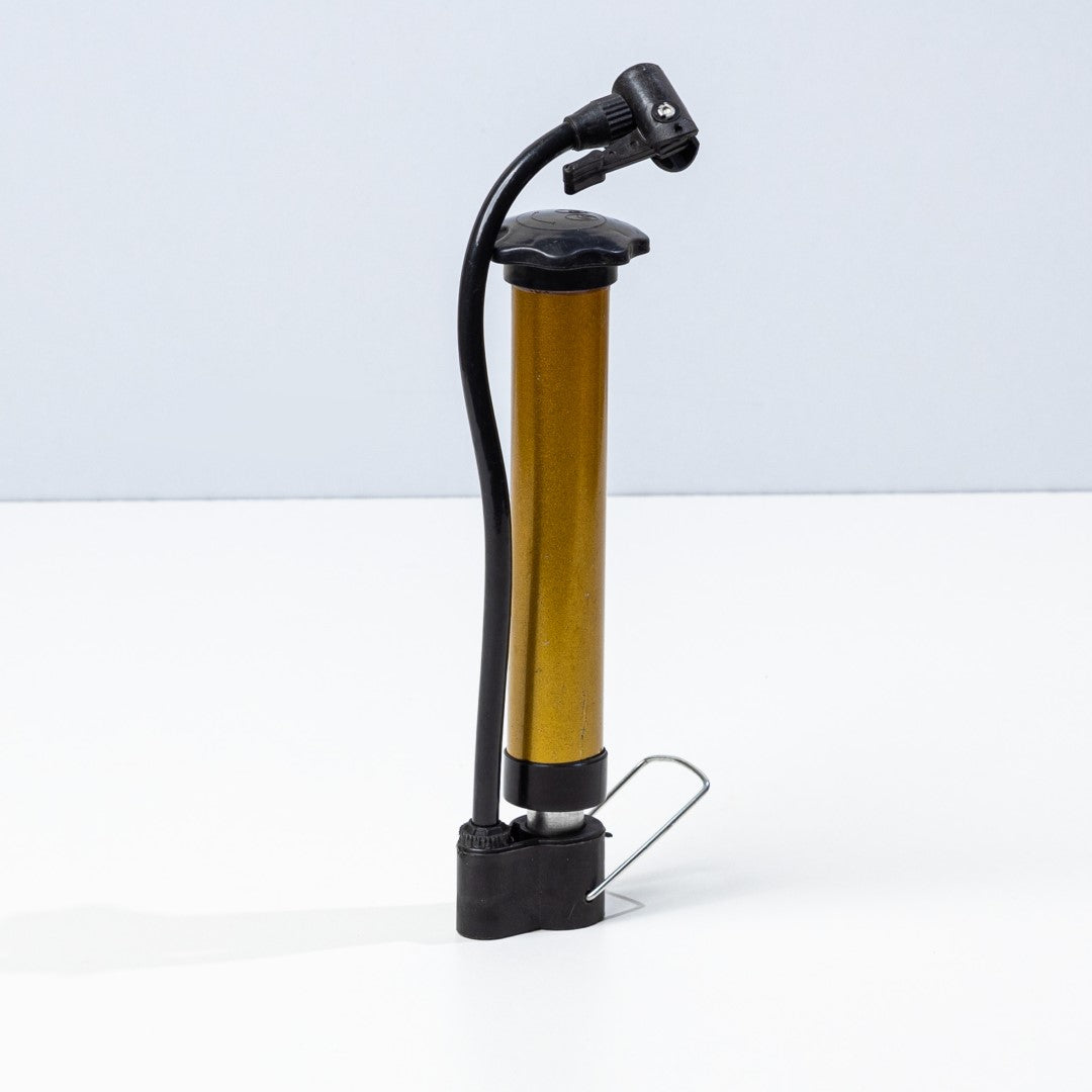 منفاخ أرضي احترافي Man Pump من أثليت هوم: منفاخ يدوي قوي للكرات الرياضية والدراجات والمطاطيات - مزود بوصلات متعددة لكل المعدات
