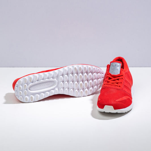 حذاء أديداس أوريجينالز فلاش رانر "الأحمر الناري" | سنيكرز شبكي خفيف للجنسين للجري وتمرينات الجيم والأناقة اليومية