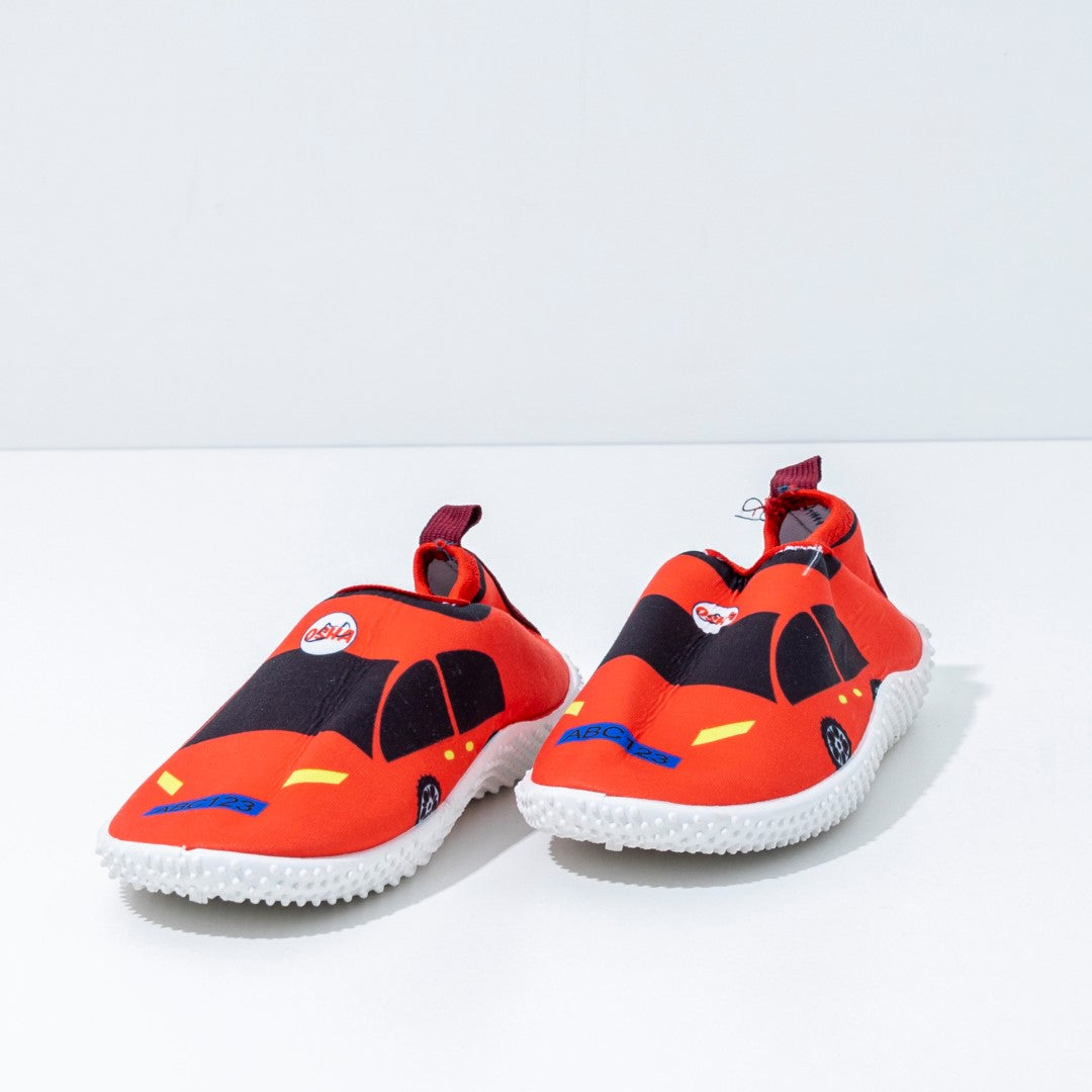 حذاء "السيارة السريعة" المائي للأطفال من OSKA | حذاء بحر مانع للانزلاق وسريع الجفاف للشاطئ وحمام السباحة | تصميم سيارة ممتع للأولاد والأطفال