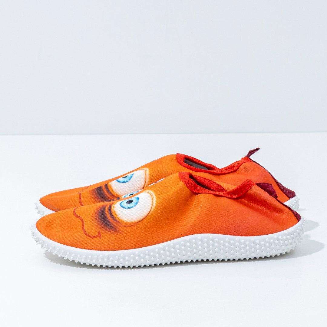 حذاء "السيارة السريعة" المائي للأطفال من OSKA | حذاء بحر مانع للانزلاق وسريع الجفاف للشاطئ وحمام السباحة | تصميم سيارة ممتع للأولاد والأطفال