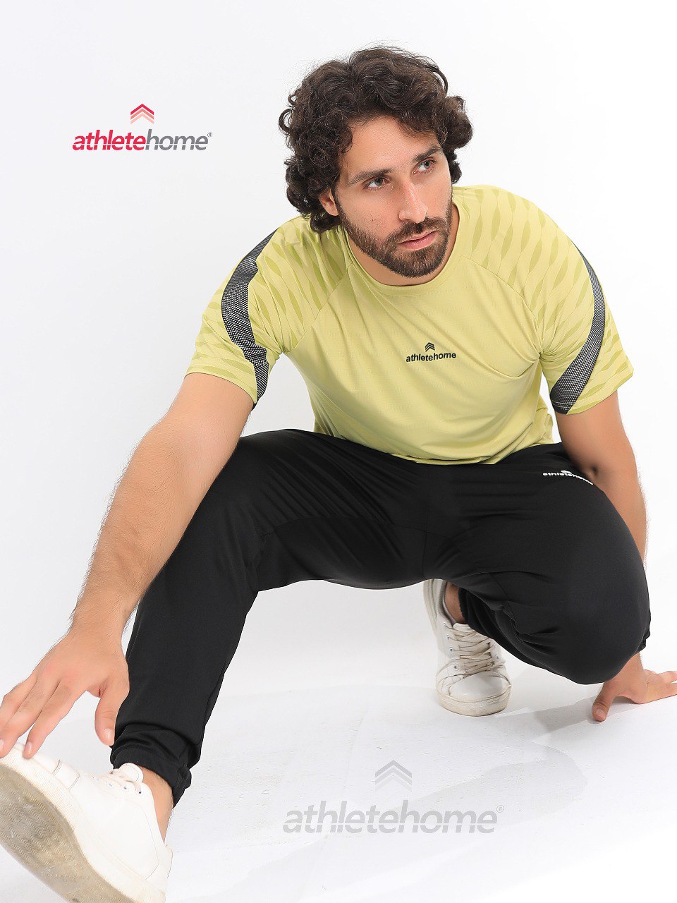 طقم تدريب رياضي للرجال من Athlete Home | ينطلون وتيشيرت بأكمام قصيرة | مُـناسب للرياضة ومريح