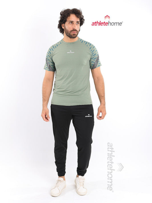 طقم 'مومنتوم' للأداء الرياضي للرجال من Athlete Home | تيشيرت جيم سريع الجفاف (أخضر فاتح) وبنطلون رياضي أسود بقصة عصرية | ملابس رياضية وتدريب في مصر