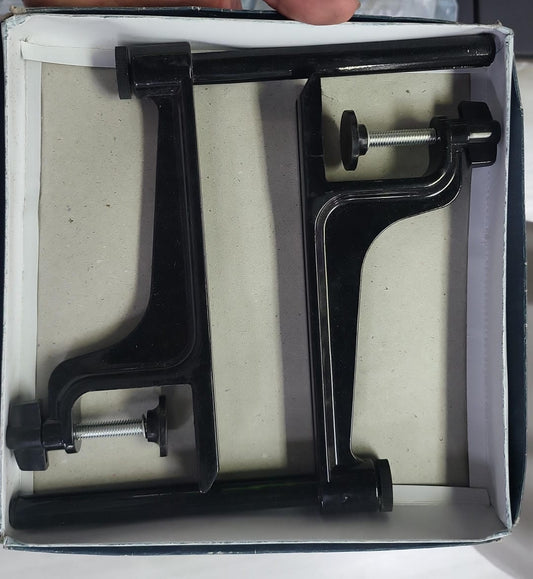 طقم قوائم شبكة تنس الطاولة شديدة التحمل من Athlete Home | مشابك شبكة بينج بونج احترافية بشد قابل للتعديل | تصميم عالمي يناسب أي طاولة قياسية في مصر