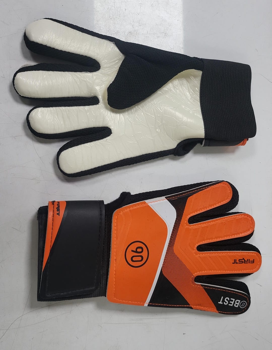 قفازات حارس مرمى Athlete Home ProGrip 60 – قفازات حراسة مرمى احترافية بقبضة لاتكس قوية ودعم كامل للرسغ للتدريب والمباريات