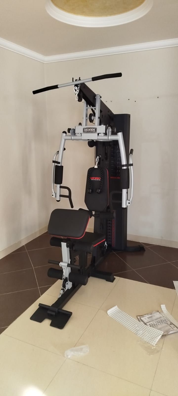 جهاز مالتي جيم منزلي احترافي متعدد التمارين – محطة جيم كاملة لتدريب الجسم بالكامل مع أوزان مدمجة وتمارين صدر وظهر وذراعين ورجلين