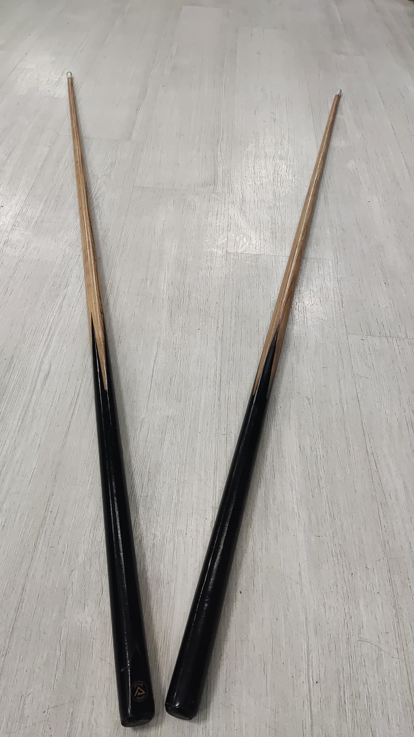 Professional One-Piece Snooker & Pool Cue - Premium Ash Wood Billiard Cue for Precision, Control & Consistent Performance