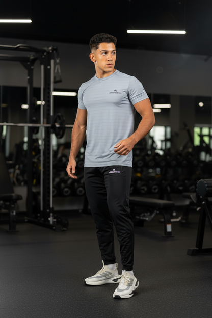 طقم تدريب رجالي Velocity من Athlete Home: تيشيرت Endurance مخطط للأداء وبنطلون رياضي Tapered | طقم خفيف الوزن يسمح بالتهوية للجيم والجري
