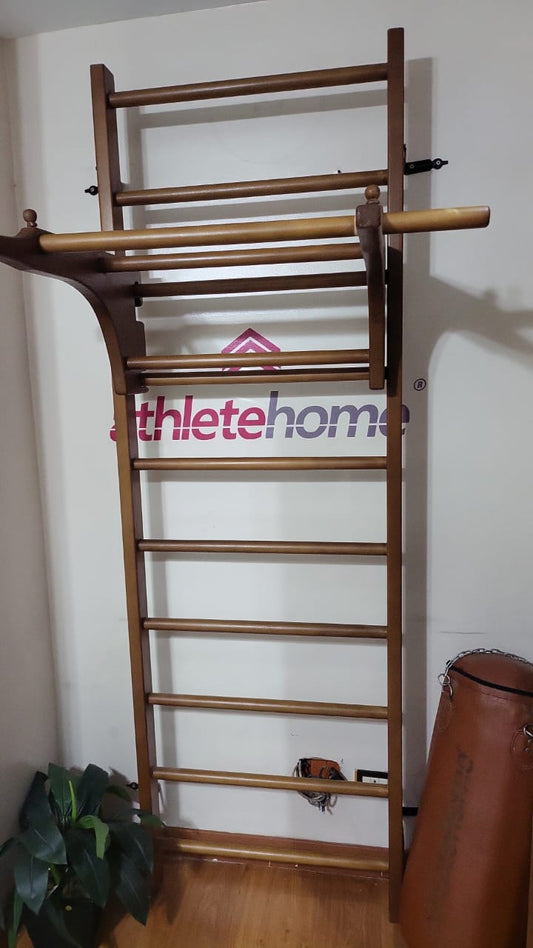 سلم جمباز خشبي فاخر (Stall Bars / Swedish Wall Bars) مع ملحق عقلة وديبس | محطة تدريب كاملة للجسم في المنزل | لتمارين القوة والمرونة والكاليسثنكس – Athlete Home Egypt