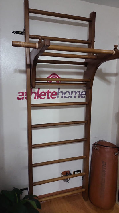 سلم جمباز خشبي فاخر (Stall Bars / Swedish Wall Bars) مع ملحق عقلة وديبس | محطة تدريب كاملة للجسم في المنزل | لتمارين القوة والمرونة والكاليسثنكس – Athlete Home Egypt