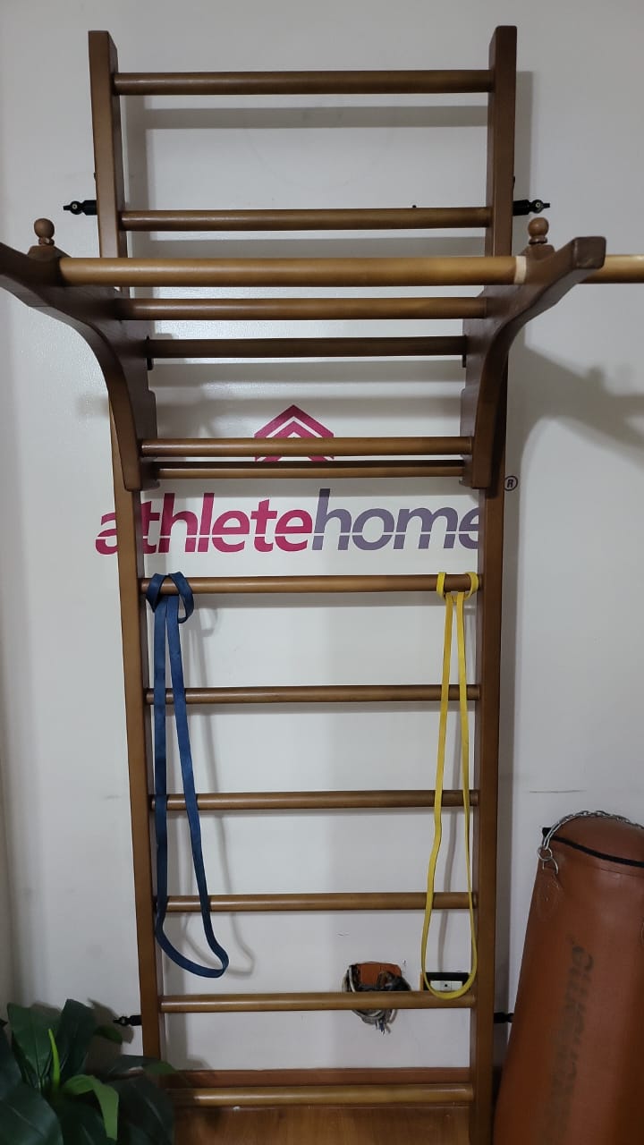 سلم جمباز خشبي فاخر (Stall Bars / Swedish Wall Bars) مع ملحق عقلة وديبس | محطة تدريب كاملة للجسم في المنزل | لتمارين القوة والمرونة والكاليسثنكس – Athlete Home Egypt