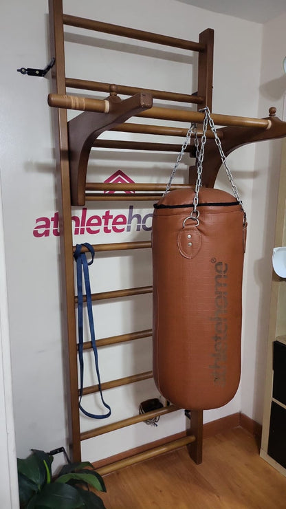 سلم جمباز خشبي فاخر (Stall Bars / Swedish Wall Bars) مع ملحق عقلة وديبس | محطة تدريب كاملة للجسم في المنزل | لتمارين القوة والمرونة والكاليسثنكس – Athlete Home Egypt