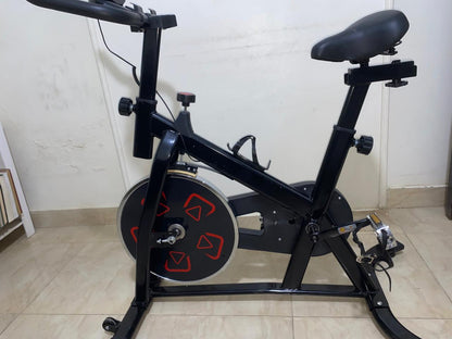 دراجة ثابتة داخلية مع مقاومة قابلة للتعديل - مثالية لتمارين اللياقة البدنية في المنزل وفقدان الوزن