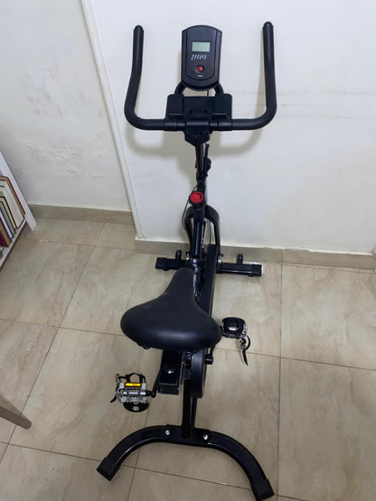 دراجة ثابتة داخلية مع مقاومة قابلة للتعديل - مثالية لتمارين اللياقة البدنية في المنزل وفقدان الوزن