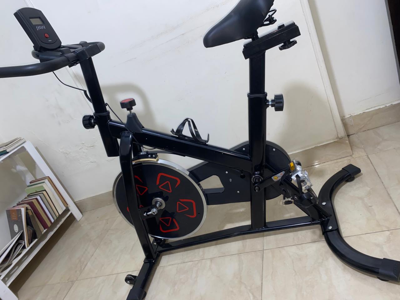 دراجة ثابتة داخلية مع مقاومة قابلة للتعديل - مثالية لتمارين اللياقة البدنية في المنزل وفقدان الوزن