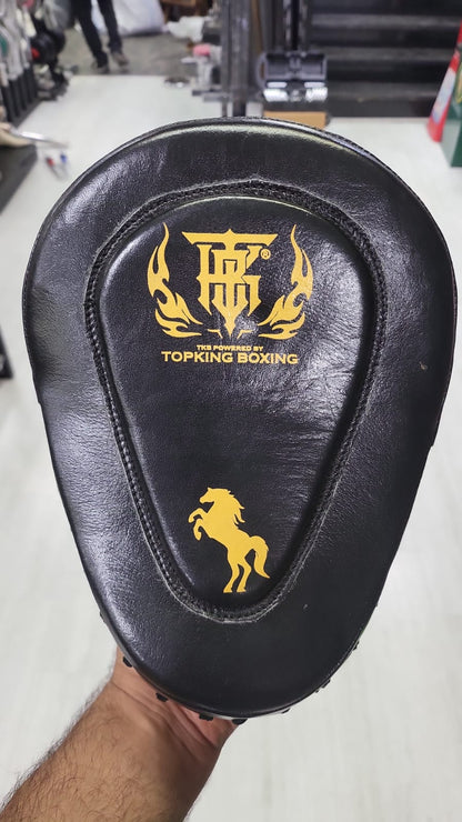 وسادة جلد طبيعي ركلات قتالية منحنية شديدة التحمل من توب كينج (Track Thai Kick Pad) – درع لكم وركل عالي الامتصاص للصدمات للمايتاي، الكيك بوكسينج، الـ MMA، وتمرينات القوة الانفجارية