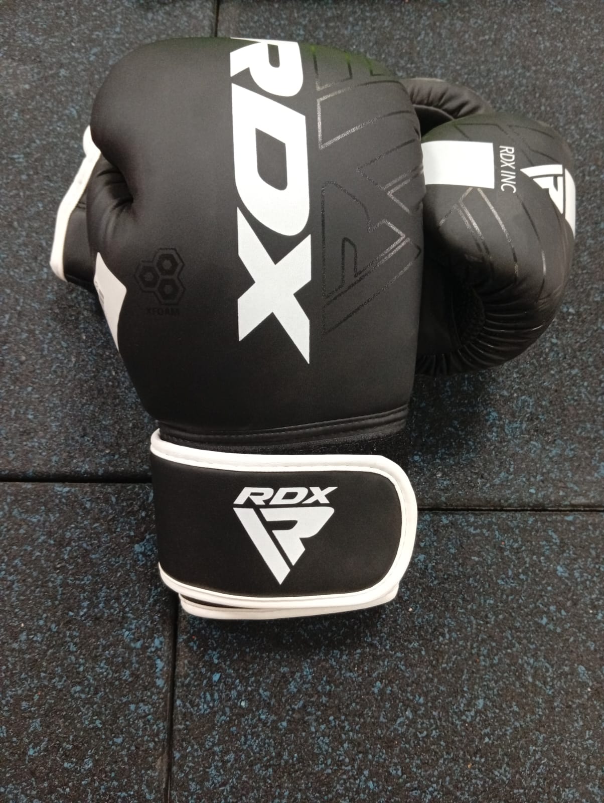 قفازات ملاكمة RDX F7 Ego مع تقنية Loma Tech™ | قفازات احترافية للتدريب والسبارنج للملاكمة والمواي تاي والكيك بوكسينج | جلد Maya Hide™ لتمارين كيس الملاكمة والوسائد