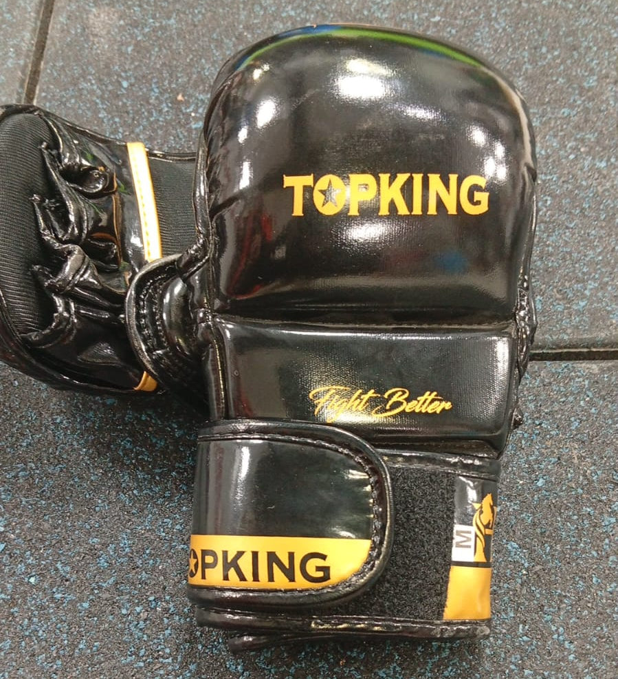 قفازات الملاكمة توب كينج XL – الأفضل للملاكمة والمواي تاي | دعم كامل للمعصم، تصميم أنيق، أداء احترافي.