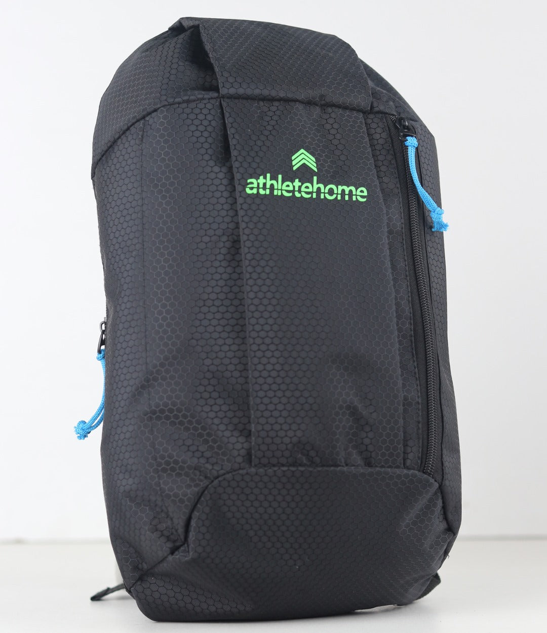 شنطة ظهر رياضية Performance من Athlete Home - شنطة جيم خفيفة ومضغوطة بحزام واحد من قماش "ريبستوب" فائق المتانة بنقشة خلية النحل، مثالية للتمرين والجري والاستخدام اليومي في القاهرة